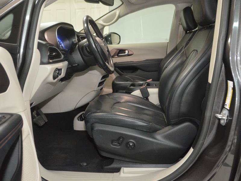 Used 2019 Chrysler Pacifica Touring-L FWD image 15