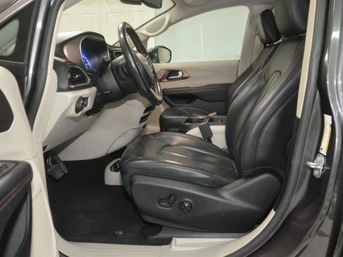 Used 2019 Chrysler Pacifica Touring-L FWD image 15