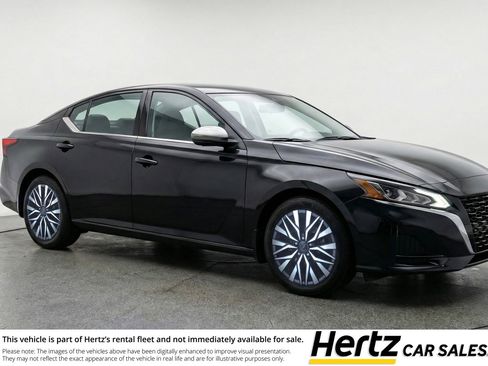 Used 2025 Nissan Altima 2.5 SV image 1