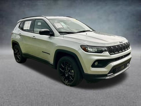 Used 2026 Jeep Compass Latitude AWD/4WD image 3