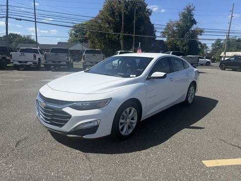 Used 2025 Chevrolet Malibu LT FWD image 2