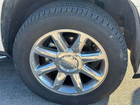 Used 2010 GMC Yukon Denali image 3