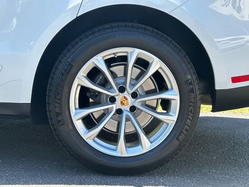 Certified 2025 Porsche Macan AWD/4WD image 30