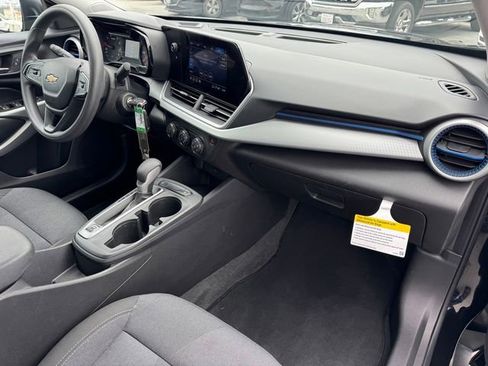 Certified 2025 Chevrolet Trax LS FWD image 6