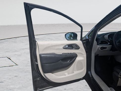 Used 2023 Chrysler Pacifica Touring-L FWD image 18