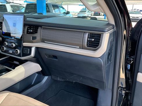 Used 2024 Ford Expedition Limited image 19