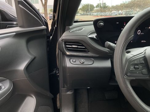 Used 2025 Buick Envista Preferred image 25