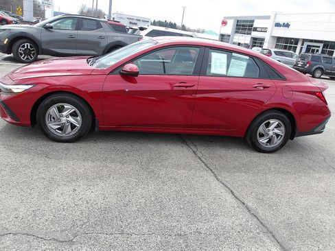 Certified 2025 Hyundai Elantra SE image 4