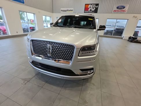 Used 2018 Lincoln Navigator L Reserve w/ Technology Package AWD/4WD image 2