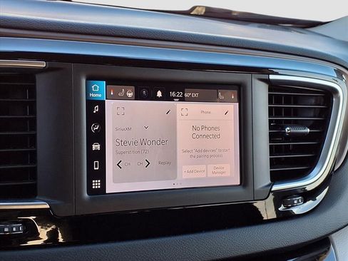 Used 2023 Chrysler Voyager LX image 8