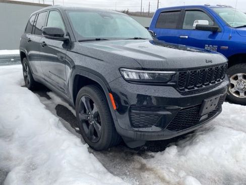 Used 2023 Jeep Grand Cherokee Altitude image 2
