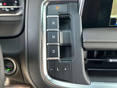 Used 2023 GMC Yukon XL SLT w/ SLT Luxury Package image 16