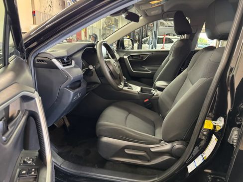 Used 2021 Toyota RAV4 LE AWD/4WD image 13