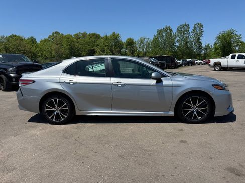 Used 2020 Toyota Camry SE FWD image 6