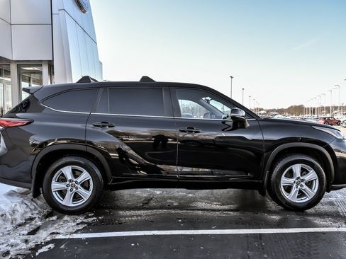 Used 2023 Toyota Highlander LE image 9