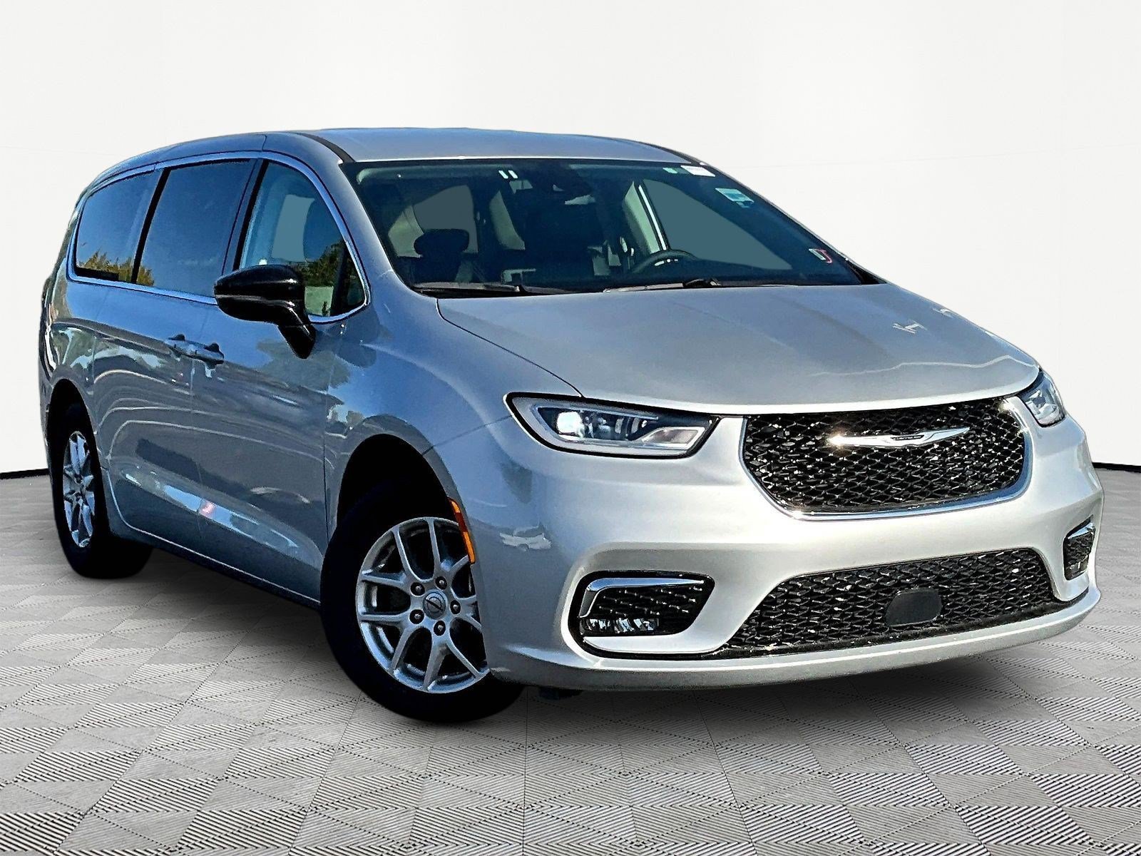 Used 2024 Chrysler Pacifica Touring-L FWD image 3