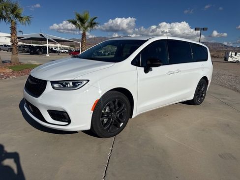 New 2026 Chrysler Pacifica Select image 1