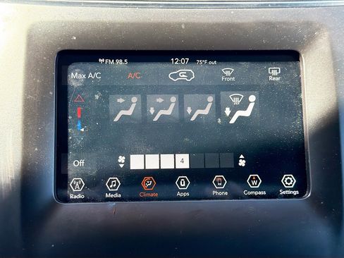 Used 2020 Jeep Cherokee Latitude Plus image 32