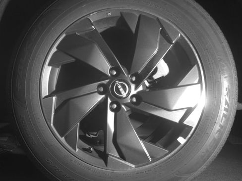 Used 2025 Nissan Rogue SV FWD image 17