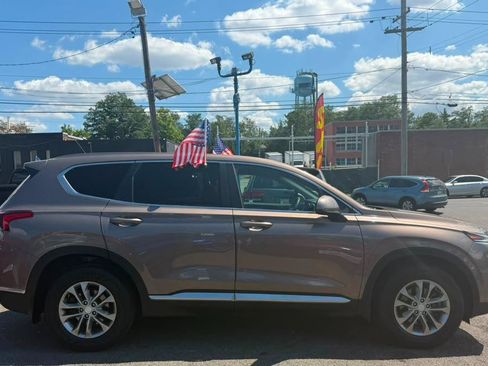 Used 2019 Hyundai Santa Fe SE FWD image 2