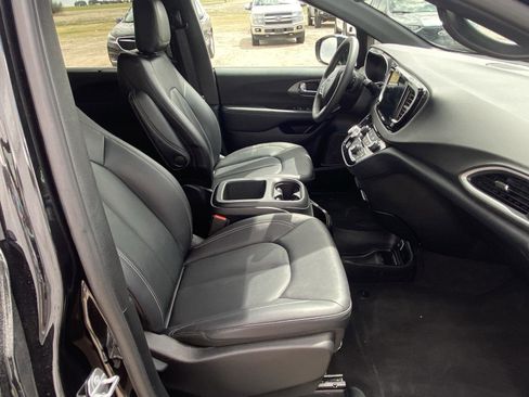Used 2025 Chrysler Pacifica Select FWD image 19