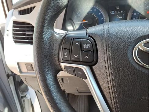 Used 2020 Toyota Sienna L FWD image 16