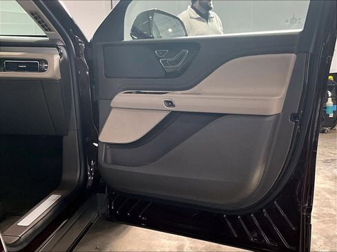 Used 2023 Lincoln Aviator Standard image 12