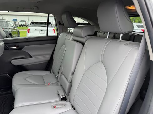 Used 2021 Toyota Highlander XLE AWD/4WD image 14