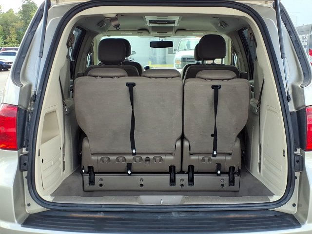 Used 2009 Volkswagen Routan SE FWD image 8