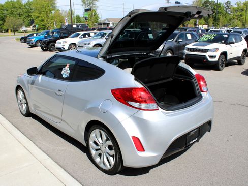 Used 2012 Hyundai Veloster w/ Style Pkg image 21