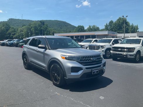 Used 2021 Ford Explorer XLT RWD image 3