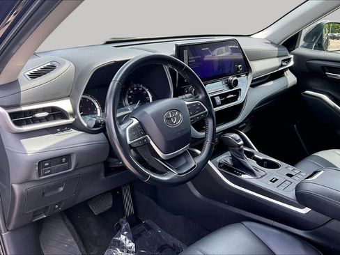 Used 2023 Toyota Highlander XLE AWD/4WD image 18