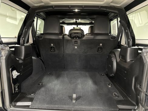 Used 2019 Jeep Wrangler Unlimited Sahara image 24