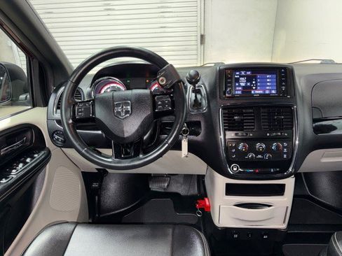 Used 2019 Dodge Grand Caravan SXT FWD image 18