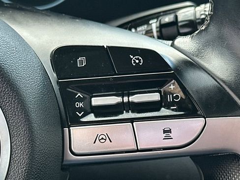 Used 2021 Hyundai Elantra Limited image 28