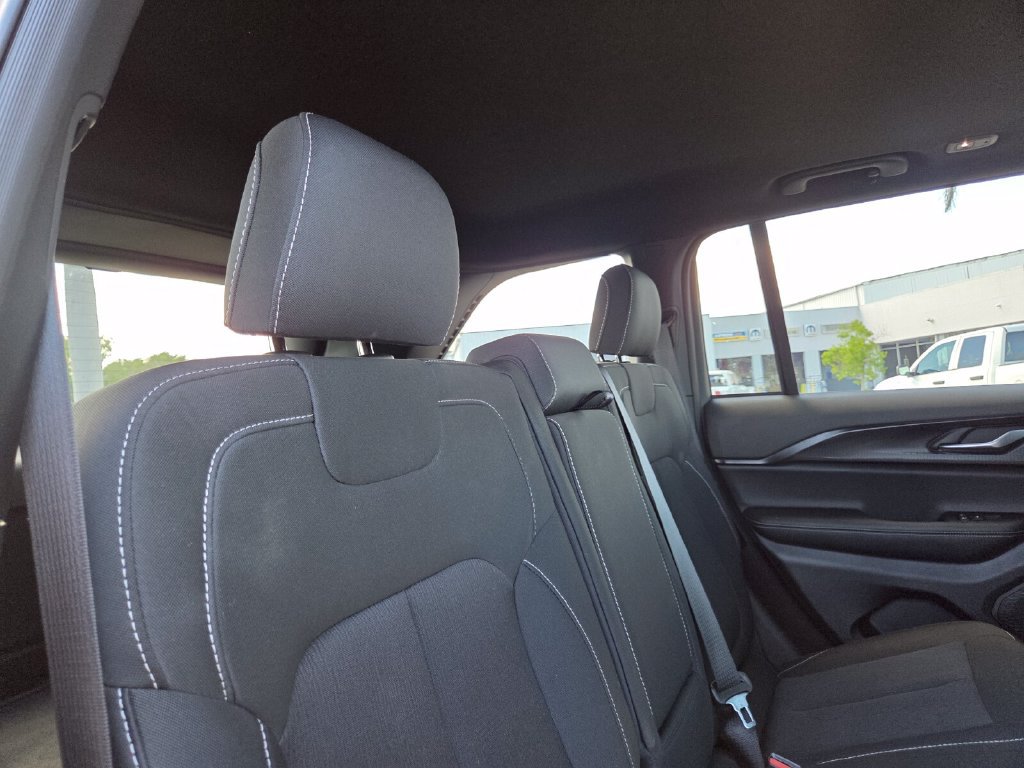 Used 2025 Jeep Grand Cherokee Laredo RWD image 19