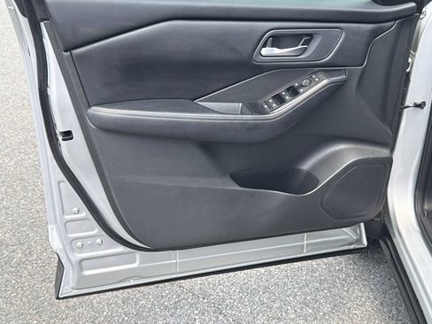 Used 2025 Nissan Rogue SV FWD image 10