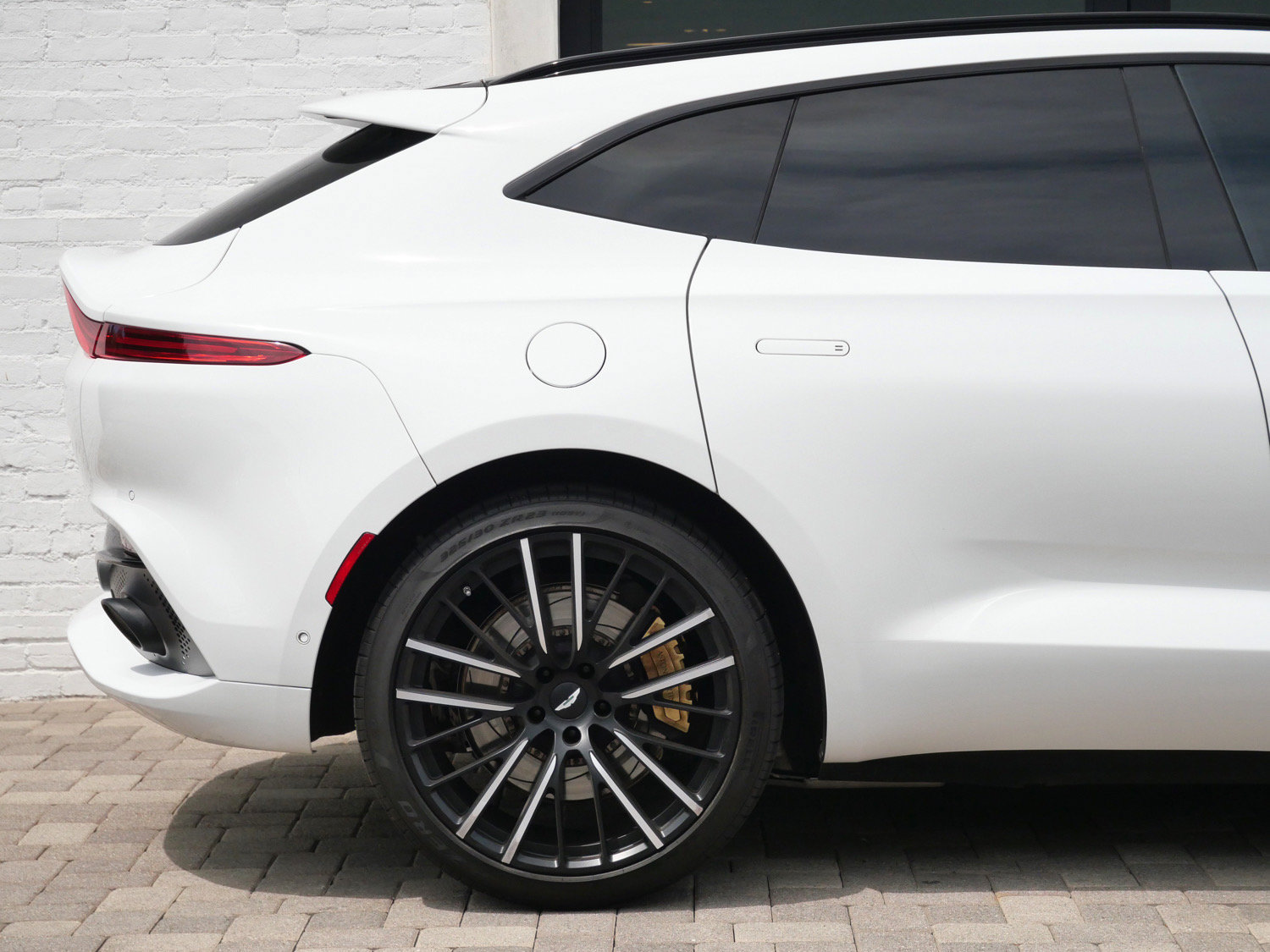 Used 2023 Aston Martin DBX AWD/4WD image 23