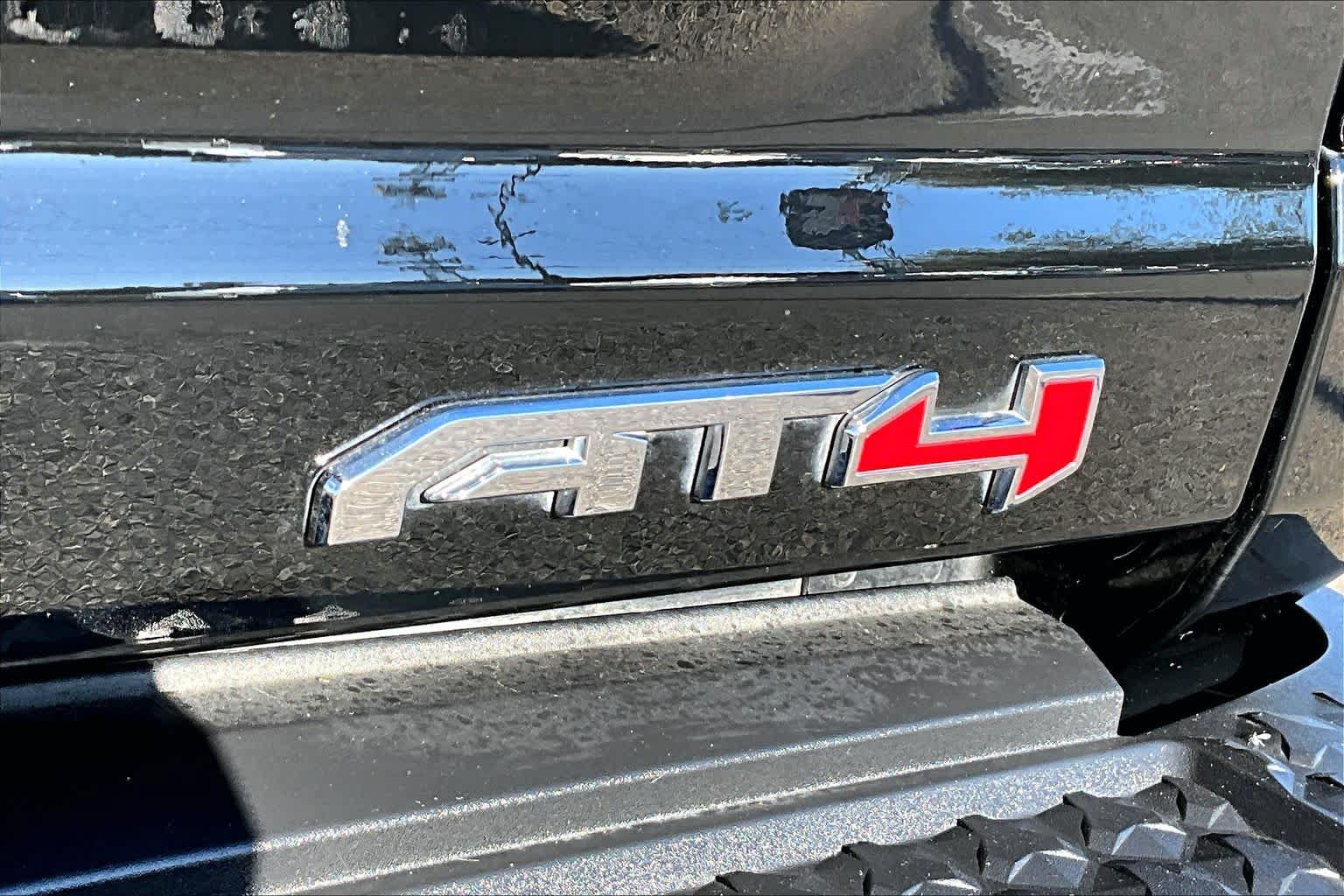 Used 2024 GMC Canyon AT4 w/ AT4 Premium Package AWD/4WD image 9