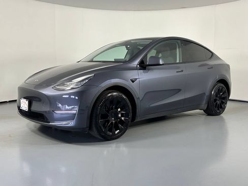 Used 2022 Tesla Model Y Long Range AWD/4WD image 3