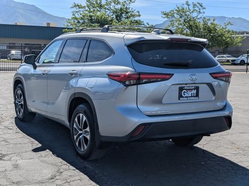 Used 2022 Toyota Highlander XLE AWD/4WD image 8