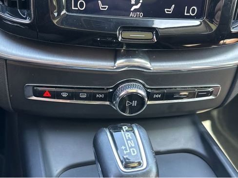 Used 2020 Volvo XC60 T5 Momentum w/ Protection Package Premier FWD image 21