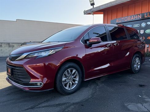 Used 2022 Toyota Sienna XLE FWD image 6