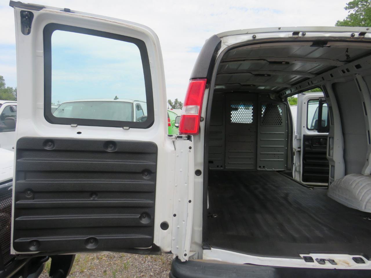 Used 2022 Chevrolet Express 2500 w/ Driver Convenience Package RWD image 26