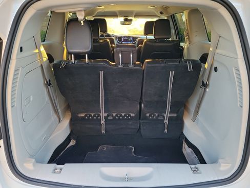 Used 2024 Chrysler Pacifica Limited FWD image 7