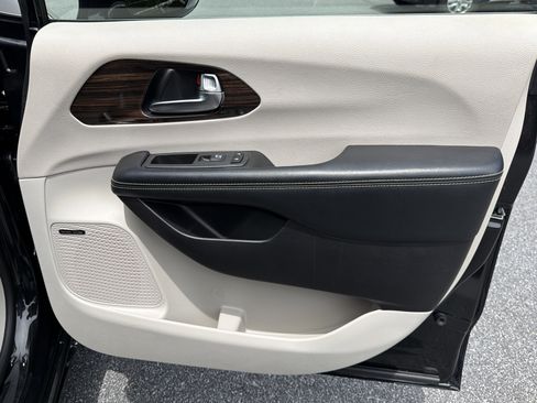Used 2022 Chrysler Pacifica Limited FWD image 23