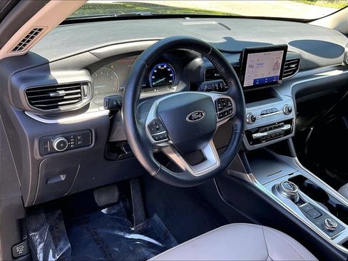 Used 2022 Ford Explorer XLT AWD/4WD image 8