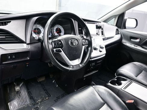 Used 2019 Toyota Sienna SE w/ SE Preferred Package image 13