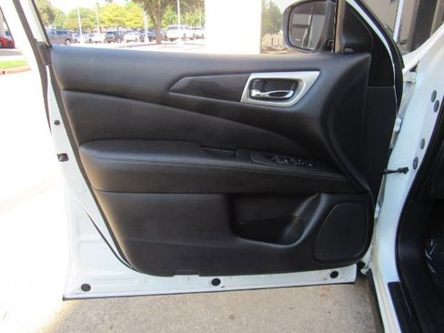 Used 2020 Nissan Pathfinder SV image 11