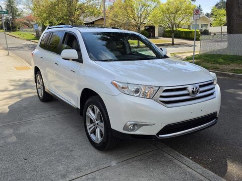 Used 2011 Toyota Highlander Limited w/ Tow Pkg AWD/4WD image 3